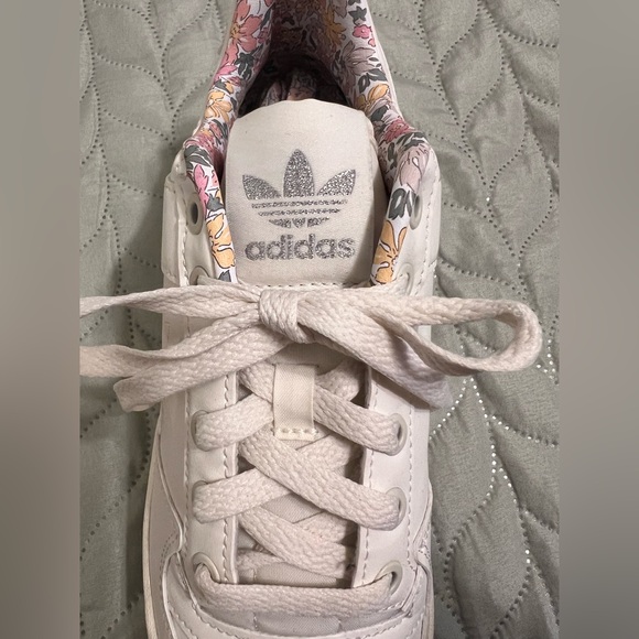 Converse Sneakers with Floral Details - Picture 5 of 8